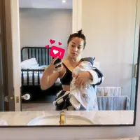 Nikita Willy membagikan beberapa foto setelah satu bulan menjadi ibu anak dua. Ia pun tampil sederhana menunjukan aura keibuannya. Misalnya sambil menggedong putra ke-2nya, Nikita mengenakan bra top hitam dengan outer kotak-kotak. Rambutnya pun cukup dicepol. [@nikitawillyofficial94]