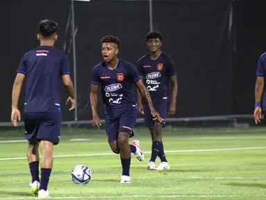 Pemain Timnas Ekuador U-17 menjalani latihan jelang Piala Dunia U-17 2023 di Lapangan Latihan A Stadion Gelora Bung Tomo (GBT), Surabaya, Jawa Timur, Selasa (7/11/2023). Timnas Ekuador U-17 akan melawan Timnas Indonesia U-17 di laga perdana pada 10 November 2023. (Bola.com/Aditya Wany)