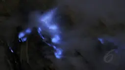 Api Biru atau "Blue Fire" menjadi salah satu daya tarik tersendiri yang ada di dalam kawah Gunung Ijen, Jawa Timur, (20/10/2014). (Liputan6.com/Helmi Fithriansyah)