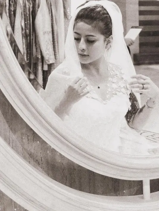 Rambut Awkarin pun diikat ke belakang dengan gaya cepol di atas veilnya. Membuatnya tampil menawan. [@narinkovilda]