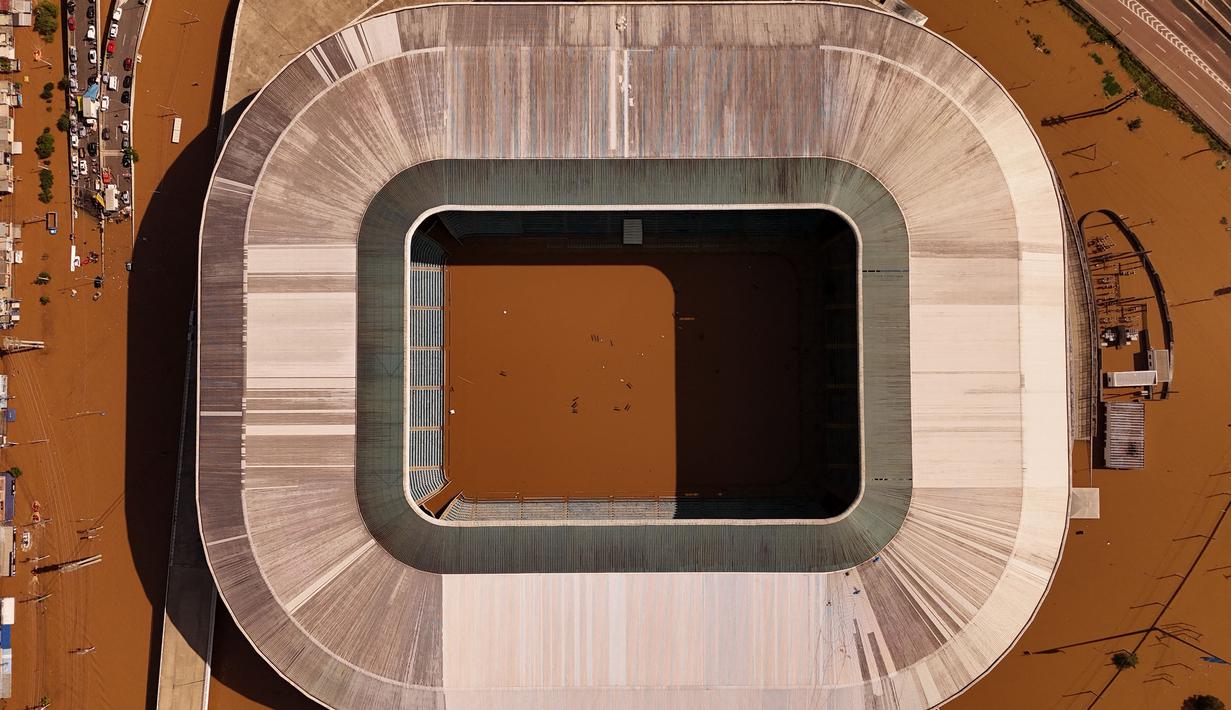 Foto udara kondisi stadion klub Brasil Gremio, Arena do Gremio saat dilanda banjir di Porto Alegre, negara bagian Rio Grande do Sul, Brasil, pada 7 Mei 2024. (AFP/Carlos Fabal)