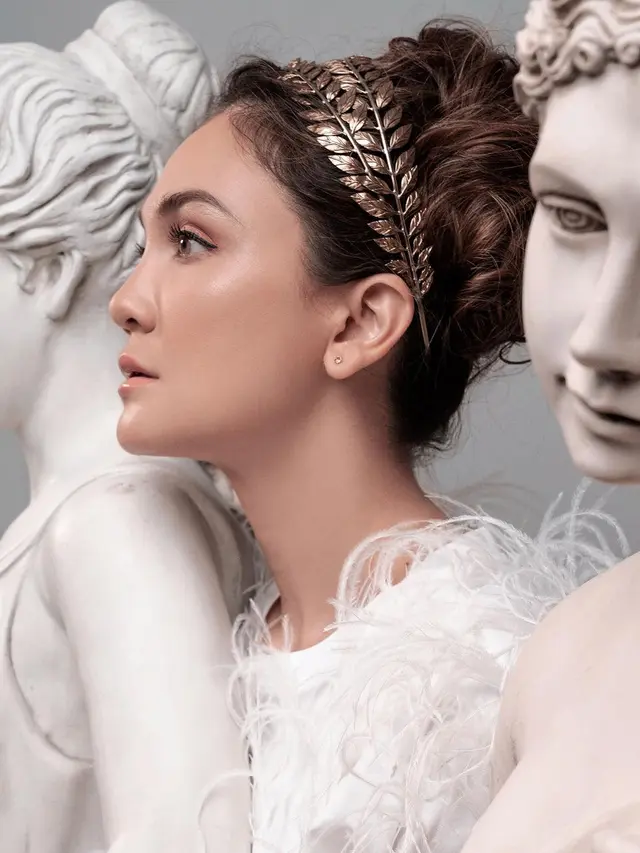 7 Gaya Luna Maya saat Pemotretan Bertema Dewi Yunani, Memesona