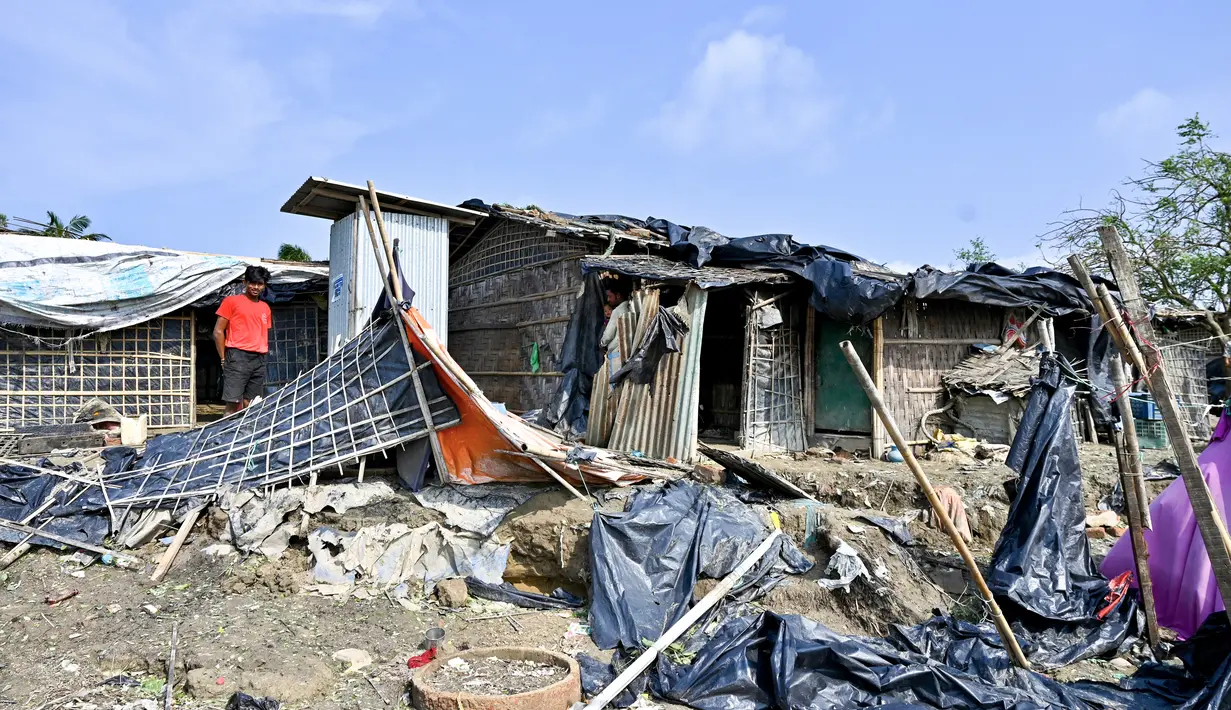 Topan Mocha membawa gelombang badai ke sebagian besar wilayah Myanmar barat di mana komunikasi sebagian besar terputus. (Photo by Munir uz zaman / AFP)