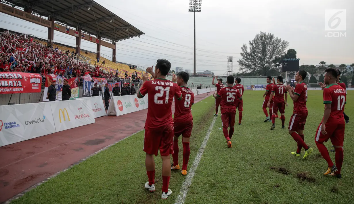 Pemain timnas U-22 memberikan tepuk tangan kepada suporter usai menang melawan Myanmar dalam perebutan medali perunggu Sea Games 2017 di Stadion MPS, Selayang, Malaysia, Selasa (29/8). Indonesia menang dengan skor 3-1. (Liputan6.com/Faizal Fanani)