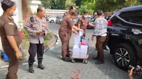 Berkas perkara tragedi kanjuruhan diserahkan ke PN Surabaya. (Dian Kurniawan/Liputan6.com)