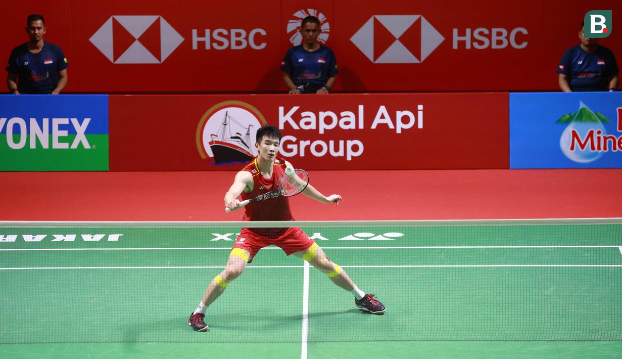 Tunggal putra China, Li Shi Feng, saat bertanding melawan Anthony Sinisuka Ginting dalam pertandingan semifinal Indonesia Open 2023 yang berlangsung di Istora Senayan, Sabtu (17/6/2023). (Bola.com/M Iqbal Ichsan)
