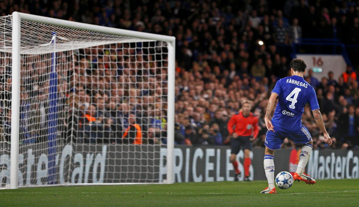 Cesc Fabregas saat mencetak gol keempat ke gawang Maccabi Tel-Aviv pada laga grup Liga Champions, di Stamford Bridge, London, Kamis (17/9/2015) dini hari WIB. (Reuters/Stefan Wermuth)
