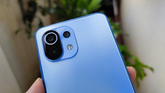 Penampakan Xiaomi Mi 11 Lite. (Liputan6.com/Agustinus M. Damar)