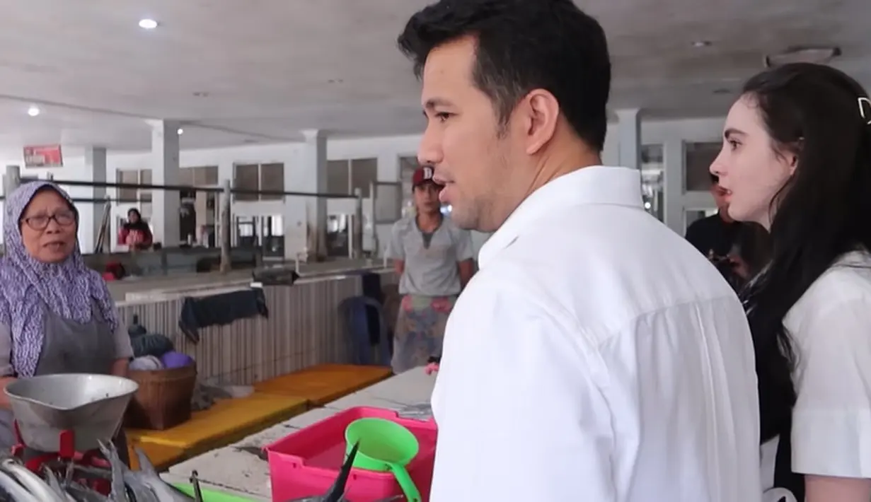 Tidak hanya mendampingi sang istri yang berbelanja, Emil Dardak juga mendengarkan keluhan para pedagang pasar yang mengaku sepi. [Youtube/Arumi Bachsin]