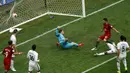 Gelandang Portugal, Bernardo Silva, mencetak gol ke gawang Selandia Baru. Gol Portugal dicetak oleh Cristiano Ronaldo, Bernardo Silva, André Silva dan Nani.  (EPA/Aanatoly Maltsev)