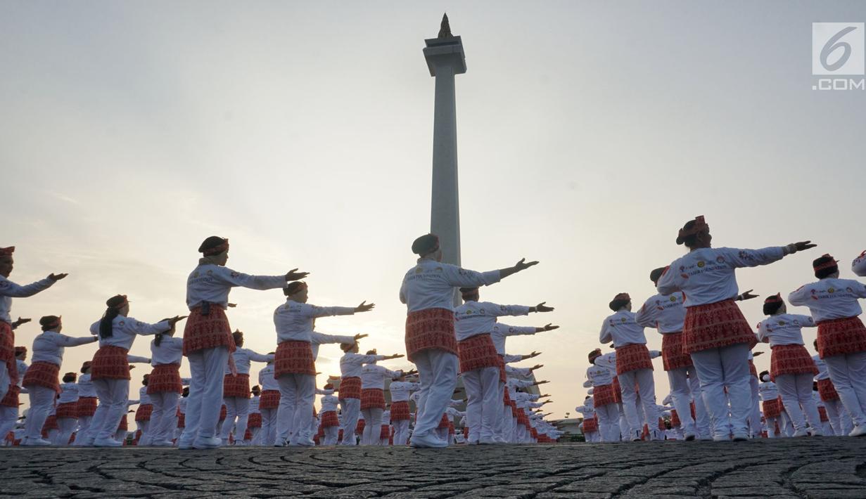 Peserta menari Poco-Poco memecahkan rekor Guinness World Records di Lapangan Monas, Jakarta, Minggu (5/8). Menari Poco-Poco dengan peserta terbanyak di dunia ini berlangsung dari Monas, Jalan MH Thamrin hingga Sudirman. (Merdeka.com/Iqbal S. Nugroho)