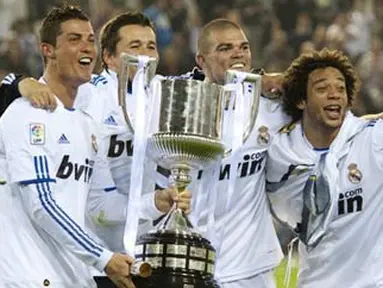 Cristiano Ronaldo (paling kiri) bersama dengan rekan-rekannya membopong trofi Copa del Rey setelah mengalahkan Barcelona 1-0 di final di Estadio Mestalla, 20 April 2011. AFP PHOTO/JOSE JORDAN