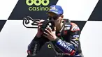 Pembalap Fabio Quartararo melakukan selebrasi usai memenangkan MotoGP Portugal di Sirkuit Algarve International dekat Portimao, Portugal, Minggu (18/4/2021). Fabio Quartararo menjadi juara dan merangsek ke urutan pertama klasemen sementara dengan total 61 poin. (AP Photo/Jose Breton)