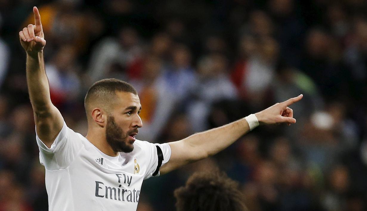 Karim Benzema meayakan golnya ke gawang Sevilla pada lanjutan La Liga Spanyol pekan ke-30 di Stadion Santiago Bernabeu, Senin (21/3/2016) dini hari WIB.  (REUTERS/Sergio Perez)