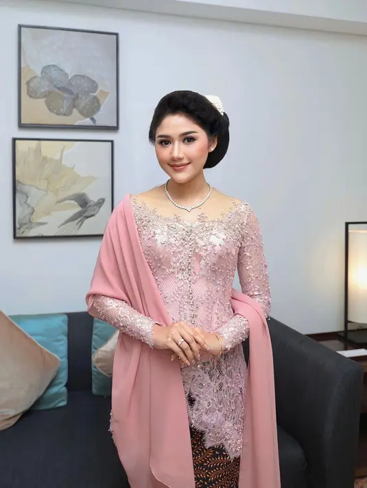 Anggun paripurna, Erina tampil berbalut kebaya sabrina berdetail beads warna baby pink.