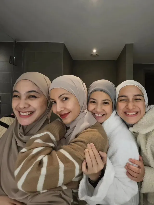 Dian Ayu Lestari dkk menghabiskan liburan bersama di Paris (Instagram/dianayulestari).