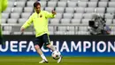 Penyerang Barcelona, Lionel Messi saat menjalani sesi latihan di Allianz Arena, Munich, Jerman (11/5/2015).  Barcelona akan menantang Bayern Muenchen di leg kedua semifinal Liga Champions. (Reuters/Michaela Rehle)