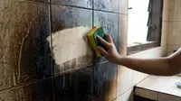 Cukup Pakai Spons Dapur, Ini Trik Bersihkan Tembok Menghitam yang Sangat Ampuh
