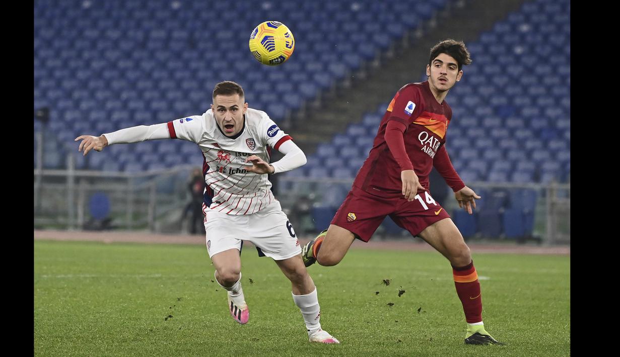 2. Sosok pemain pekerja keras dari Cagliari, Marko Rog (kiri) bermain selama 1.229 menit dengan rata-rata berlari sebanyak 11,555 km. (Foto: AP/LaPresse/Alfredo Falcone)