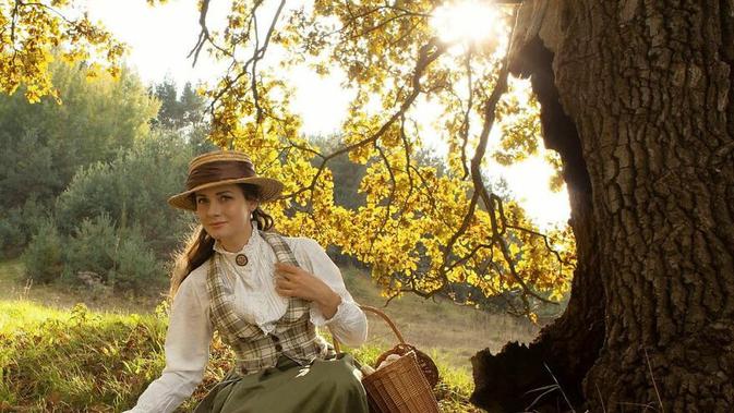 Mila, wanita Ukraina yang berpakaian ala abad ke-19 setiap hari. Sumber: Instagram/your_sunny_flowers