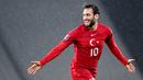 Hakan Calhanoglu - Tampil gemilang dan membawa AC Milan finis di posisi kedua Serie A membuatnya menjadi sosok yang diandalkan di Timnas Turki. Selain cakap dalam membangun serangan, Calhanoglu juga handal dalam eksekusi bola mati. (AFP/Ozan Kose)