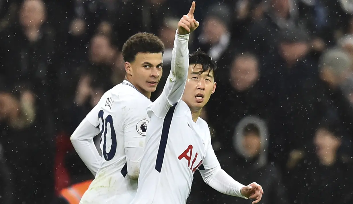 Pemain Tottenham Hotspur, Son Heung-Min (kanan) merayakan golnya ke gawang West Ham United pada lanjutan Premier League di Wembley Stadium, London, (4/1/2018). Spurs bermain imbang 1-1 kontra West Ham. (AFP/Glyn Kirk)