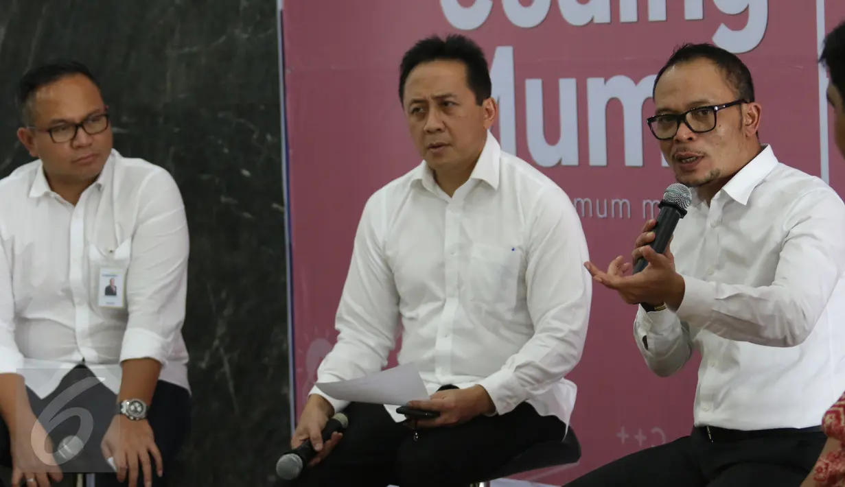 Menaker Hanif Dhakiri memberikan keterangan pers tentang Program Coding Mum, Jakarta, Jumat (24/3). Program ini ditujukan untuk memberdayakan Ibu-ibu yang menjadi Buruh Migran Indonesia (BMI) di kawasan Asia. (Liputan6.com/Angga Yuniar)