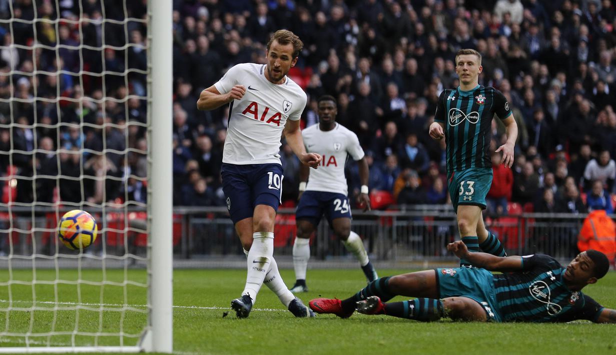 Harry Kane memegang rekor top skor Liga Inggris dalam satu musim kompetisi dengan 39 gol mematahkan rekor Alan Shearer dengan 36 gol. Rekornya dibuat saat ia mencetak hattrick kala Tottenham Hotspur menang 5-2 atas Southampton di pekan ke-20 musim 2017/2018, 26 Desember 2017. (AFP/Adrian Dennis)