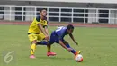 Gelandang Jawa Barat, Gian Zola (kanan) terjatuh saat berebut bola dengan pemain Jawa Tengah di laga perdana sepakbola Grup A PON XIX Jabar di Stadion Pakansari, Bogor, Rabu (14/6). Jawa Barat unggul 2-1 atas Jawa Tengah. (Liputan6.com/Helmi Fithriansyah)
