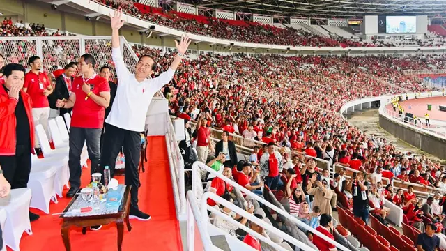 Presiden Joko Widodo atau Jokowi bersama Ibu Negara Iriana menyaksikan FIFA Matchday antara Timnas Indonesia melawan Timnas Argentina di Stadion Utama Gelora Bung Karno (GBK) Jakarta, Senin (19/6/2023).
