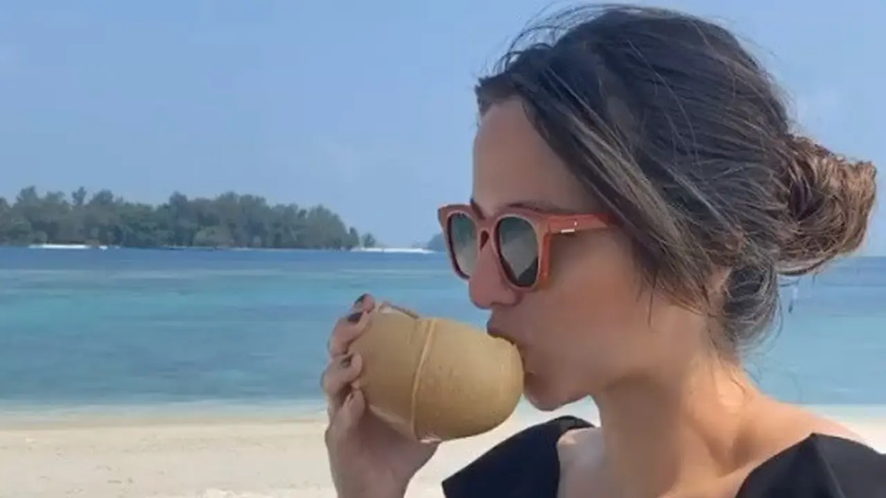 Nia Ramadhani ke Pantai Bersama Teman