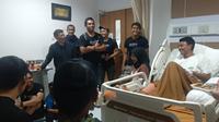 Pemain Arema FC menjenguk rekan mereka, Dedik Setiawan, yang harus menjalani operasi lutut di RS Persada, Jumat (8/11/2019). (Bola.com/Iwan Setiawan)