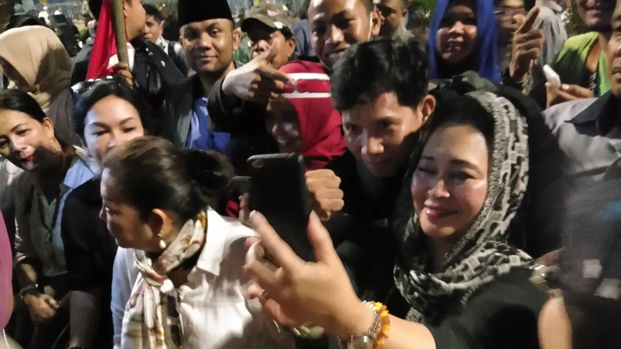 Politikus Partai berkarya Titiek Soeharto mengikuti aksi unjuk rasa di depan Gedung Bawaslu. (Liputan6.com/ Ady Anugrahadi)