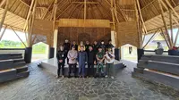 Pemerintah Daerah (Pemda) Garut, Jawa Barat segera mengembangkan industri hilir kerajinan anyaman bambu asal Kecamatan Selaawi Garut, yang dinilai memiliki pangsa pasar cukup potensi di tingkat global. (Liputan6.com/Jayadi Supriadin)