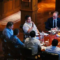 Presiden Prabowo Subianto menerima Utusan Khusus Perdana Menteri (PM) Inggris Urusan Pendidikan Prof. Sir Steve Smith dan Duta Besar Inggris untuk Indonesia Dominic Jermey di kediamannya, Hambalang, Bogor, Jawa Barat, Jumat (30/5/2025) (Laily Rachev - Biro Pers Sekretariat Presiden)