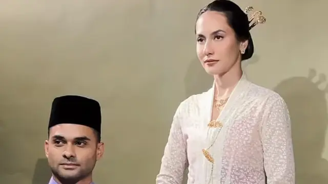 Pevita Pearce saat Wedding Anniversary pakai kebaya dan aksesori emas. [@pevpearce]