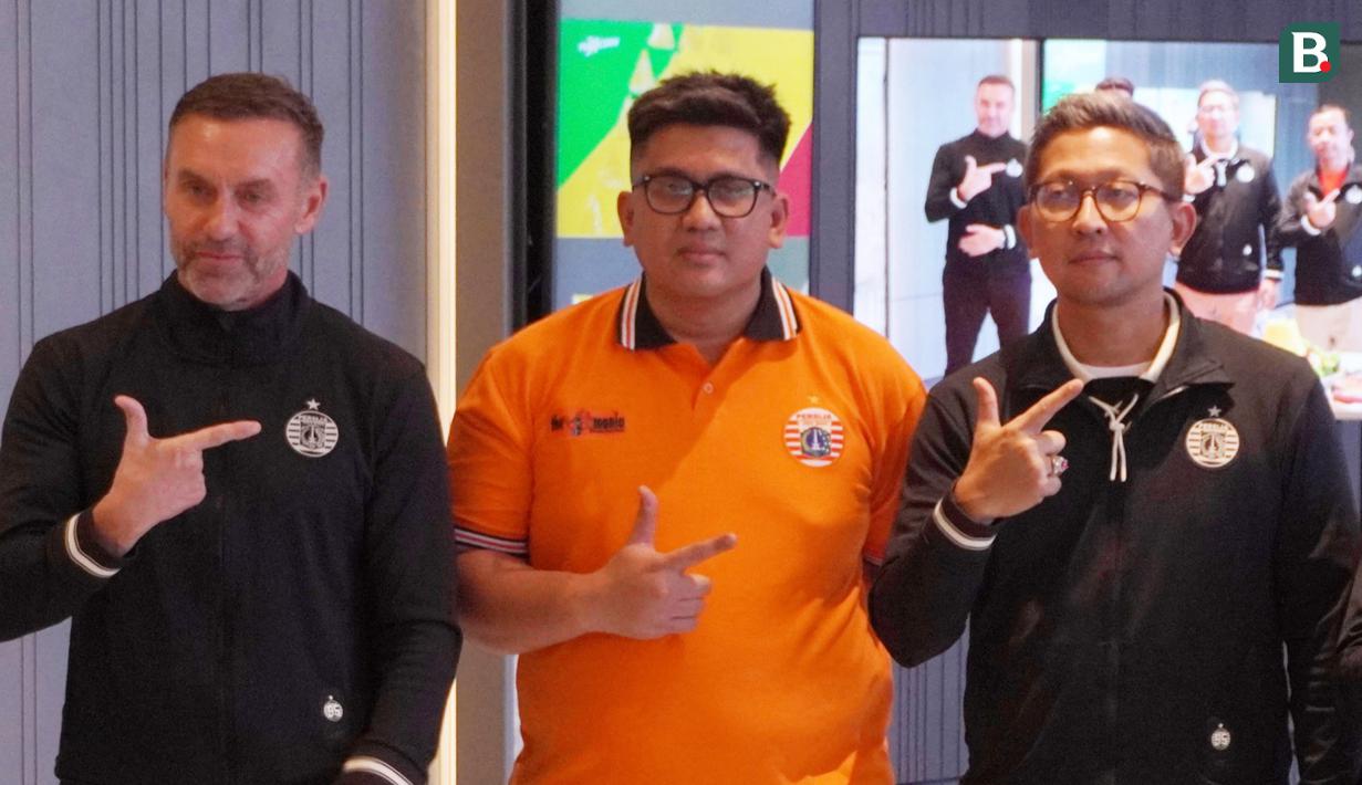 Dari kiri, Pelatih Persija, Thomas Doll, Ketua The Jakmania, Diky Soemarno, Presiden Persija, Mohamad Prapanca foto bersama saat merayakan Hari Ulang Tahun Persija Jakarta ke-95 di Cinepolis Senayan Park, Jakarta, Selasa (28/11/2023). (Bola.com/Adine)
