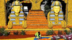 Bangunan replika berbentuk Firaun raksasa yang dibuat dengan lemon dan jeruk dipamerkan di festival lemon, Menton , Prancis (10/2). 140 ton jeruk dan lemon dihabiskan untuk memeriahkan festival ini. (REUTERS/Eric Gaillard)