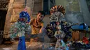Seorang pria menghias permen gula tradisional di sebuah pasar ibu kota Kairo, Senin (19/11). Permen tradisional yang dibuat dalam berbagai bentuk boneka itu merupakan salah satu sajian rutin warga Mesir dalam perayaan Maulid Nabi. (Mohamed el-Shahed/AFP)