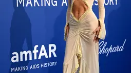 Elsa Hosk tiba untuk menghadiri amfAR Cinema Against AIDS Cannes Gala tahunan di sela-sela Festival Film 2023, di Hotel du Cap-Eden-Roc di Cap d'Antibes, Prancis selatan, pada 25 Mei 2023.  Model Swedia itu menampilkan sosoknya yang luar biasa dalam balutan gaun off-shoulder putih. (AFP/Patricia De Melo Moreira)