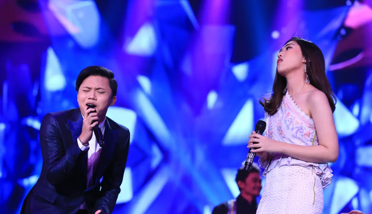 Isyana Sarasvati dan Rizky Febian saat tampil dalam Konser Raya 22 Tahun Indosiar sebagai perayaan puncak acara HUT Indosiar yang ke 22. Acara berlangsung di Jakarta Convention Centre, Senayan, Jakarta Pusat, Rabu (11/1/2017).  (Adrian Putra/Bintang.com)