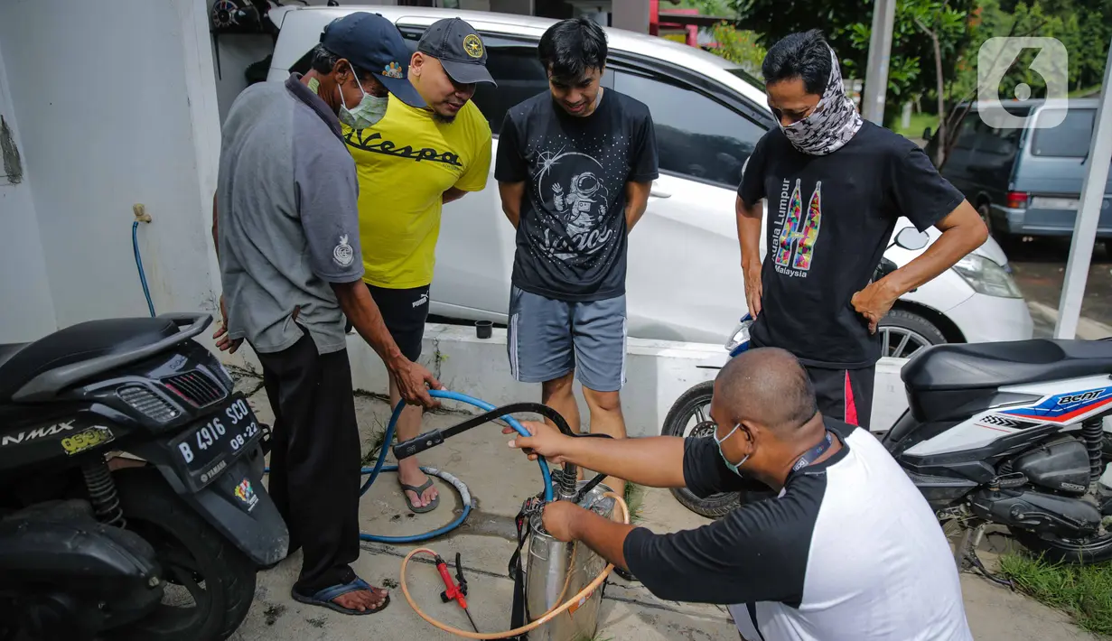 Warga bersiap melakukan penyemprotan cairan disinfektan di perumahan Cinere Green Valley, Tangerang Selatan, Banten, Kamis (26/3/2020). Penyemprotan disinfektan secara mandiri ini dilakukan untuk mengantisipasi penyebaran virus corona COVID-19 di lingkungan mereka. (Liputan6.com/Faizal Fanani)