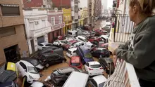 Banjir yang dahsyat menyapu ratusan mobil di Valencia. (AP)