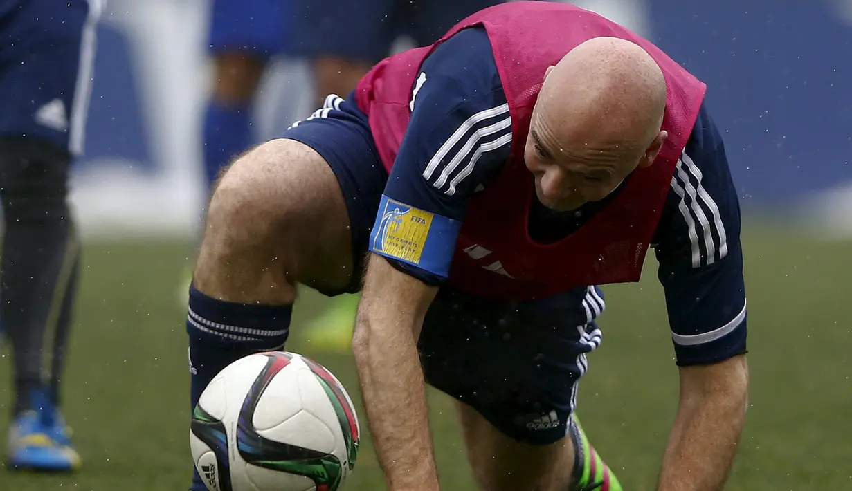 Presiden FIFA yang baru Gianni Infantino bermain bola saat pertandingan persahabatan di markas FIFA, Zurich , Swiss 29 Februari 2016. Pertandingan diikuit oleh karyawan dan para tamu yang di undang. (REUTERS / Arnd Wiegmann)