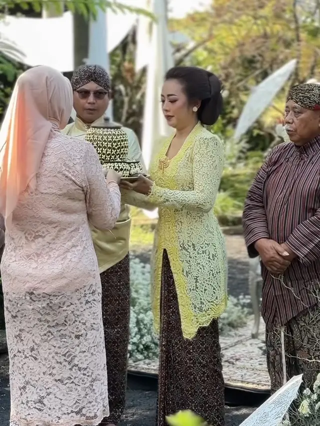 Soimah kenakan kebaya saat Siraman Putra Pertamanya Jelang Menikah. [@showimah]