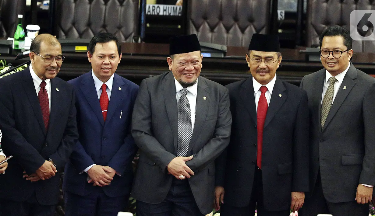 Ketua DPD periode 2019-2024 La Nyalla Mahmud Mattalitti dan Wakil Ketua DPD foto bersama pada Rapat Paripurna MPR di kompleks parlemen, Jakarta, Kamis (3/10/2019). Bambang Soesatyo resmi menjadi Ketua MPR periode 2019-2024. (Liputan6.com/Johan Tallo)