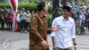 Gubernur DKI Jakarta Basuki Tjahaja Purnama (Ahok) jalan bersama dengan calon Wakil Gubernur DKI Jakarta Sandiaga Uno saat menghadiri deklarasi damai Pilgub DKI Jakarta putaran kedua di Jakarta, Senin (17/4). (Liputan6.com/Faizal Fanani)