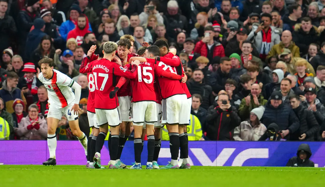 <p>Kemenangan ini belum mengubah posisi MU di klasemen Liga Inggris. Mereka tetap di urutan delapan dengan koleksi 18 angka. Sedangkan Luton terpuruk di posisi 17 karena baru mendapat enam poin. (AP Photo/Jon Super)</p>