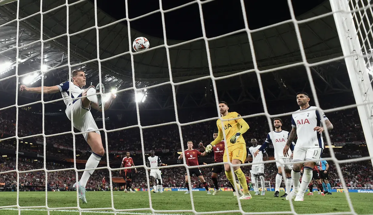 Pemain Tottenham Hotspur, Micky van de Ven menyapu bola untuk melakukan penyelamatan di depan gawang timnya dalam laga final Liga Europa 2024/2025 melawan Manchester United di Stadion San Mames, Bilbao, Spanyol, Kamis (22/05/2025) dini hari WIB. (AFP/Josep Lago)