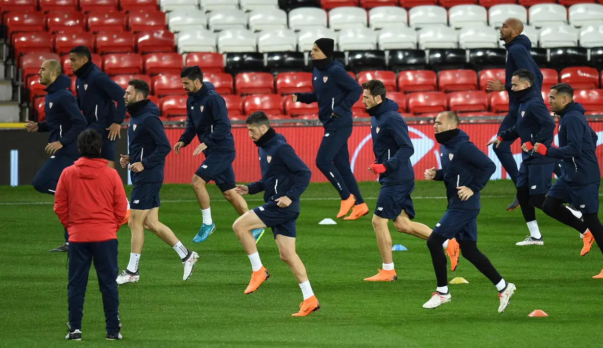 Pelatih Sevilla Vincenzo Montella melihat para pemainnya latihan di stadion Old Trafford di Manchester, Inggris (12/3). Sevilla akan melawan Manchester United pada leg kedua babak 16 besar Liga Champions. (AFP Photo/Oli Scarff)